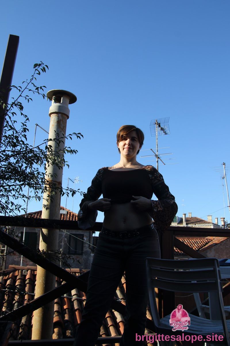 Femme sur une terrasse — Brigitte la Salope