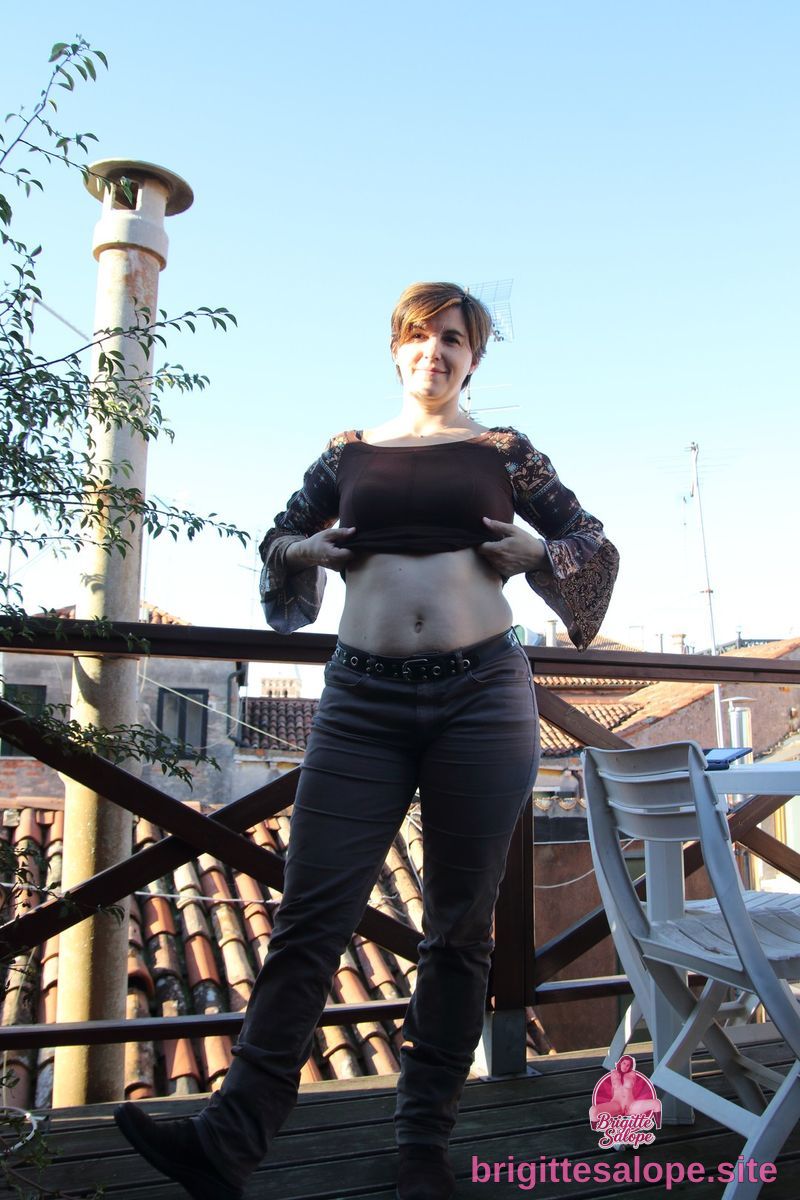 Femme en noir sur balcon — Brigitte la Salope