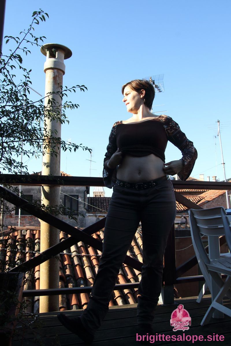 Silhouette de femme sur balcon — Brigitte la Salope