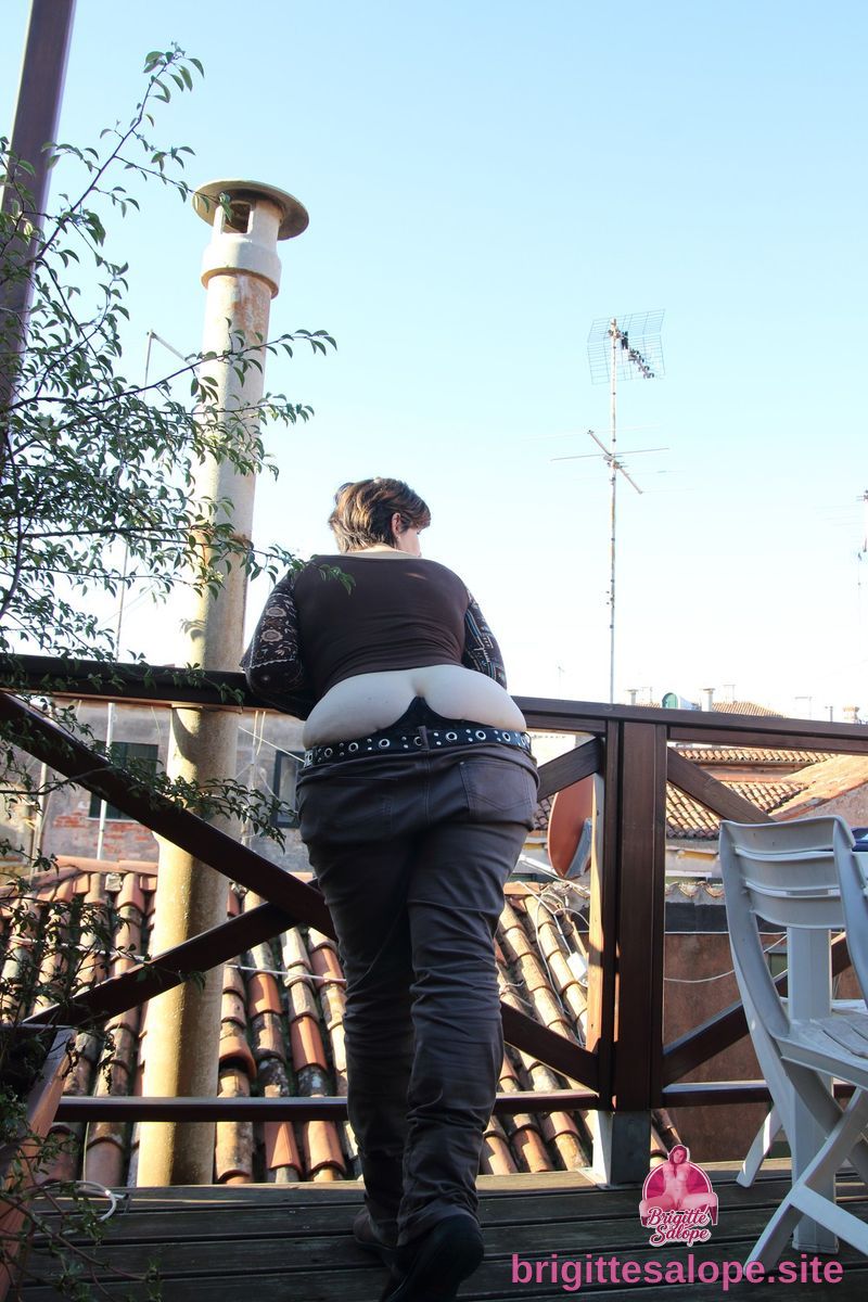 Vue de derrière (photo 27) — Brigitte la Salope