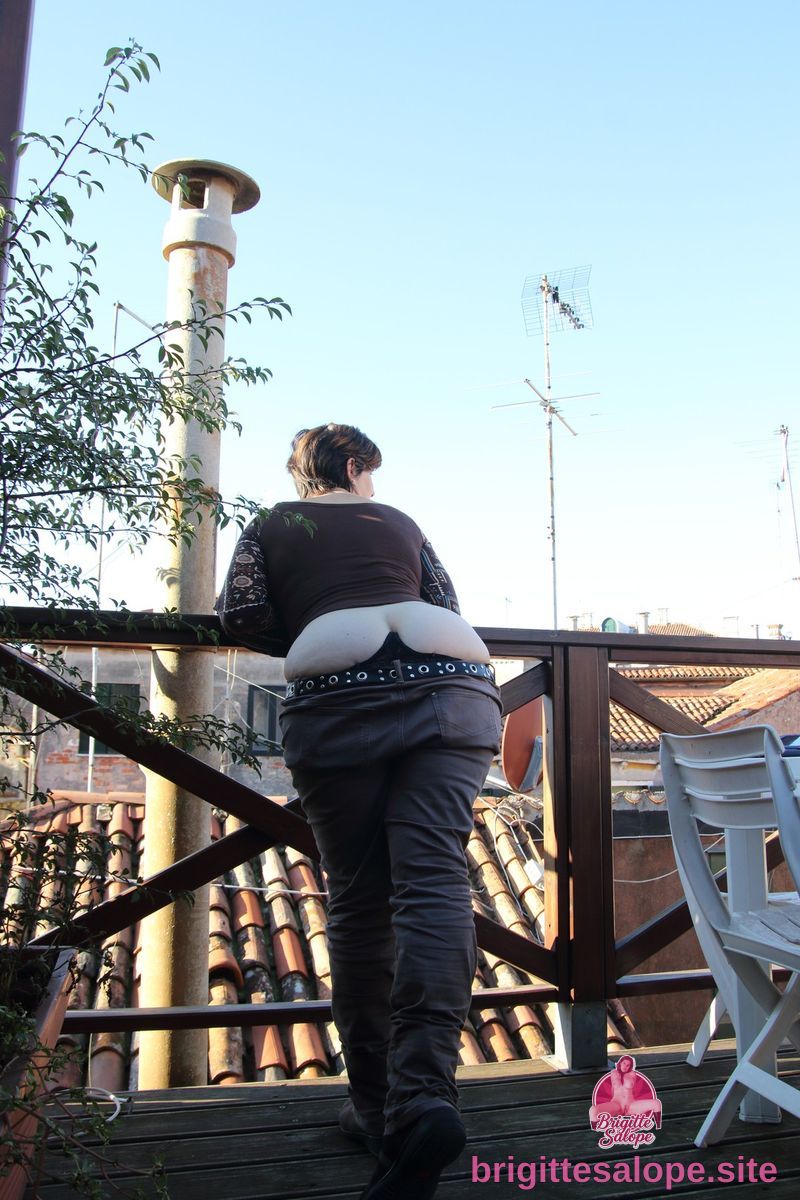 Sur le balcon — Brigitte la Salope