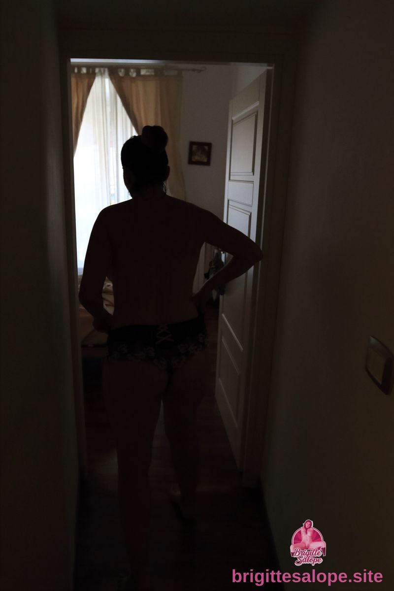 Silhouette dans l'entrée — Brigitte la Salope