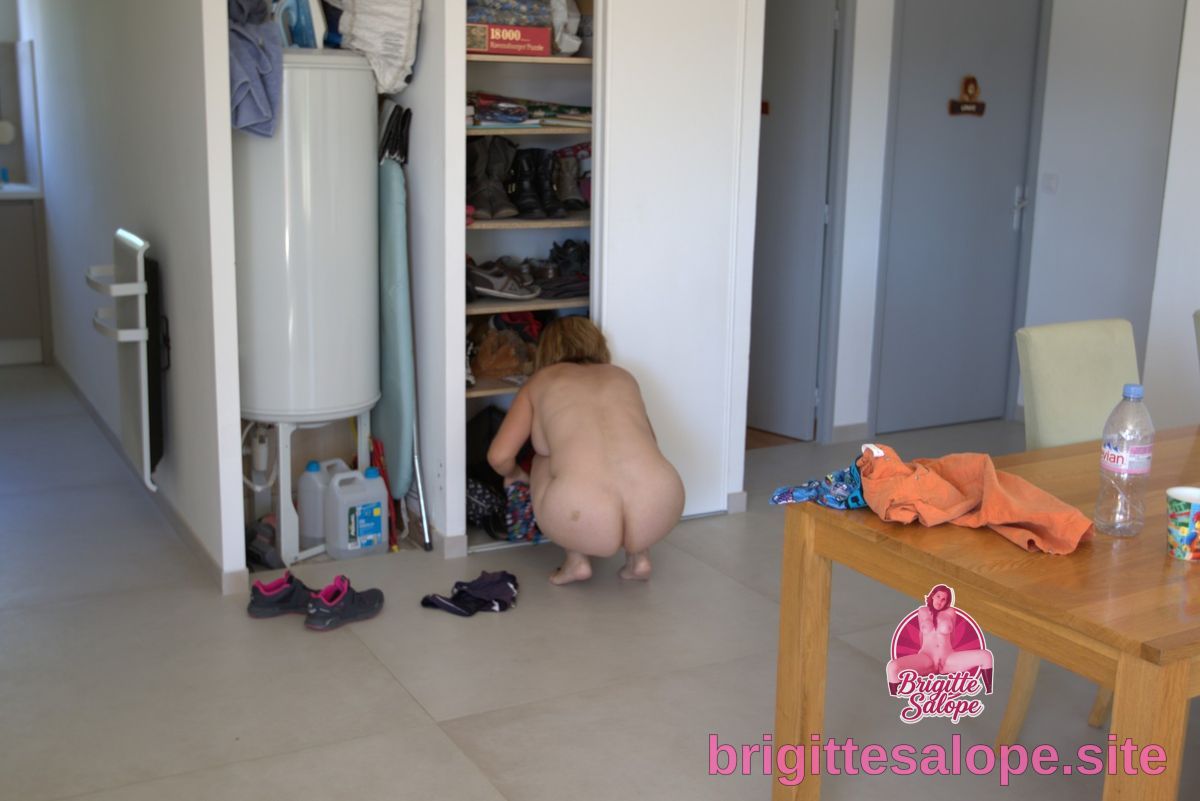 Nudité dans la cuisine — Brigitte la Salope
