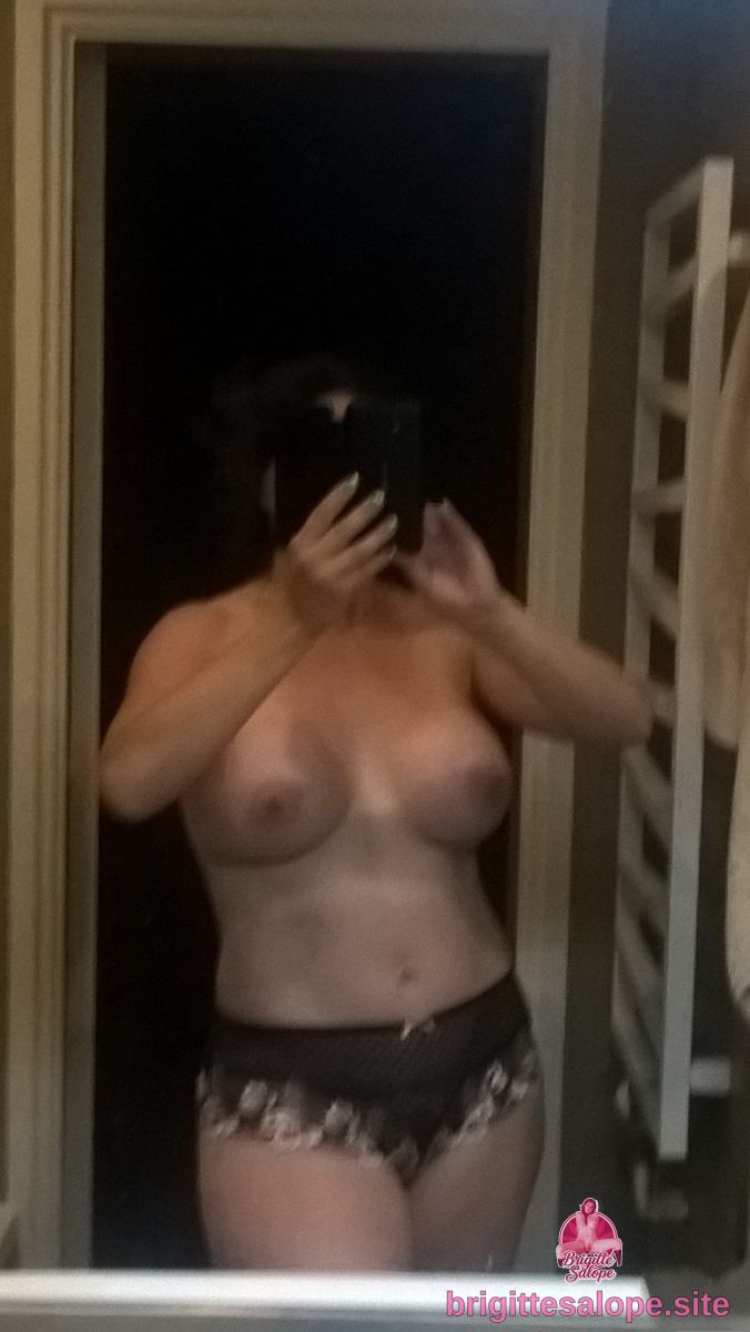 Autoportrait nu dans le miroir (photo 293) — Brigitte la Salope