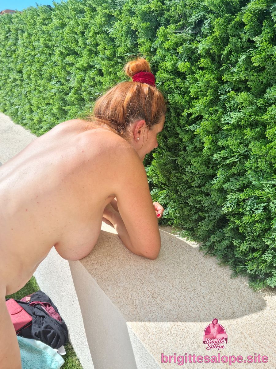 Nue sur un balcon de verdure — Brigitte la Salope