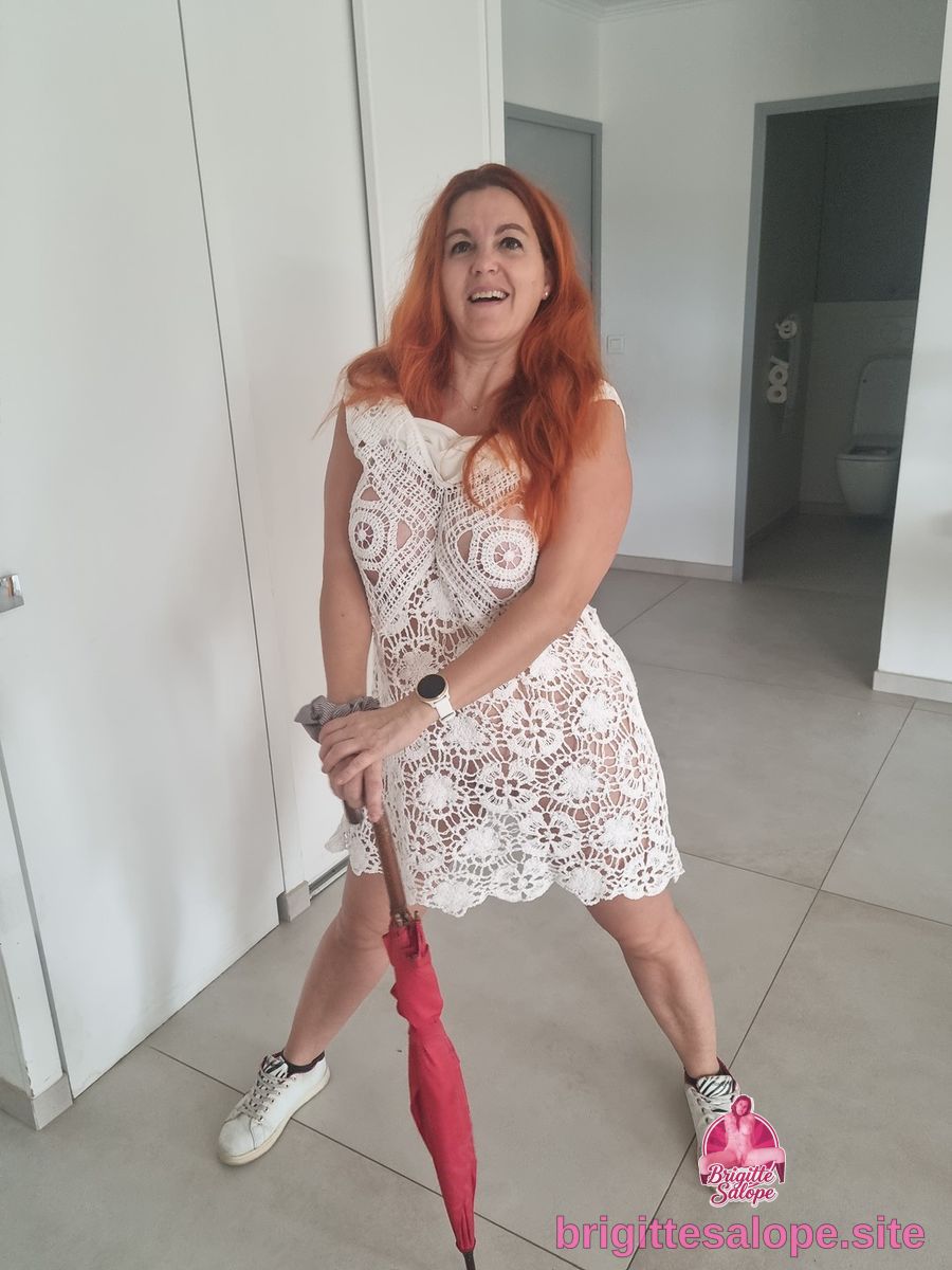 Femme en robe de soie rouge claire — Brigitte la Salope