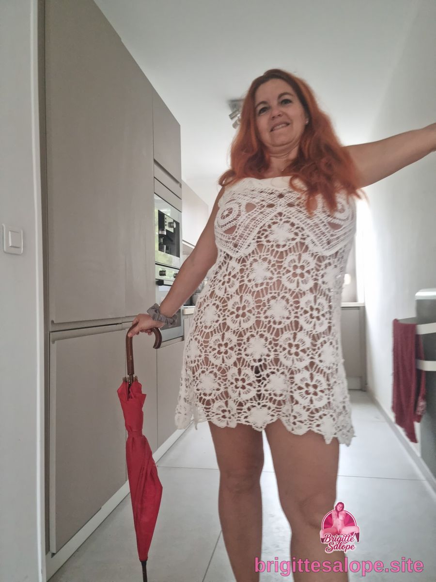 Femme en robe de soie blanche (photo 407) — Brigitte la Salope