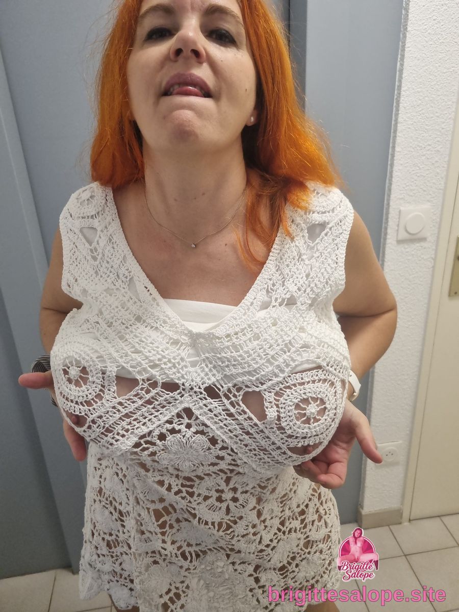 Femme avec cheveux roux et gros seins dans un linge blanc crocheté — Brigitte la Salope