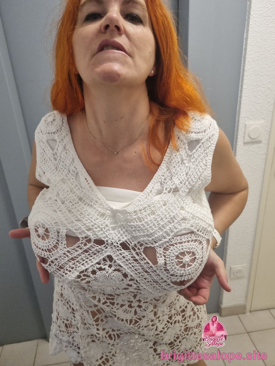 Femme avec cheveux rouges et vêtement de dentelle blanc — Brigitte la Salope
