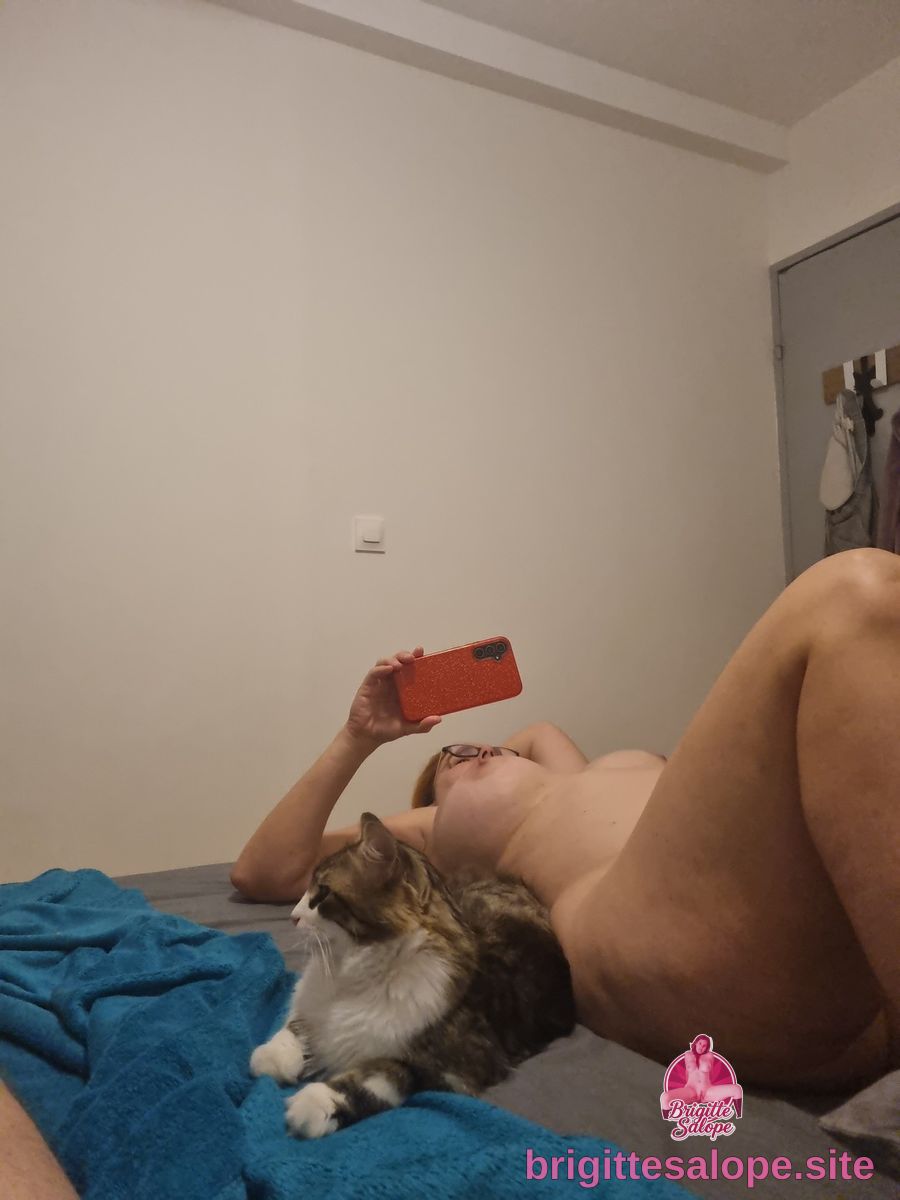 Photo nue avec chat — Brigitte la Salope