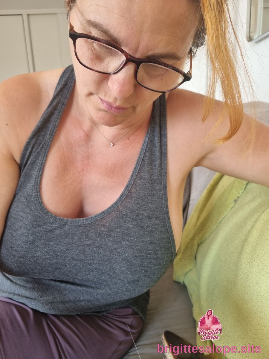 Femme en tank top et lunettes — Brigitte la Salope