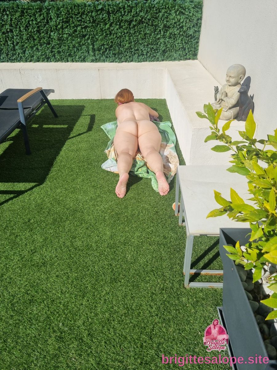 Nue sur le gazon (photo 466) — Brigitte la Salope