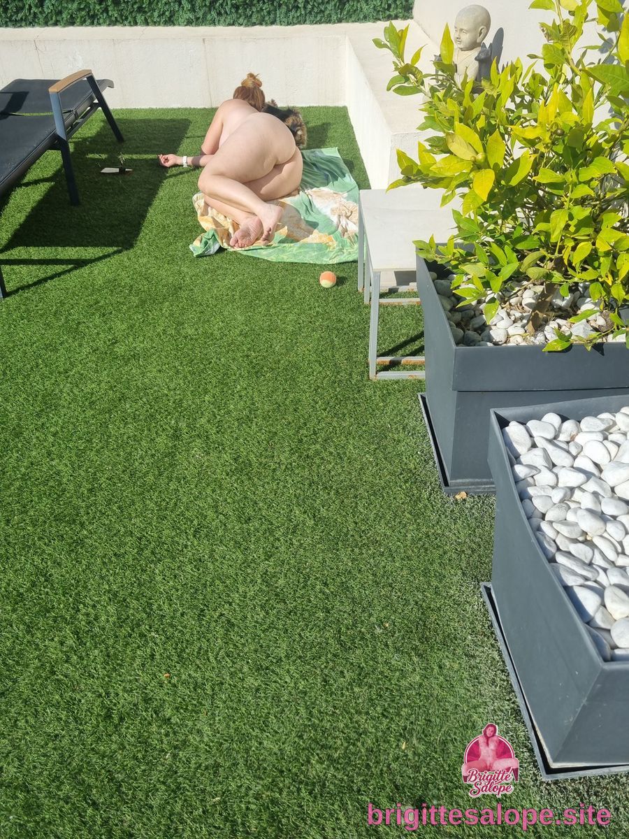Nudité au jardin — Brigitte la Salope