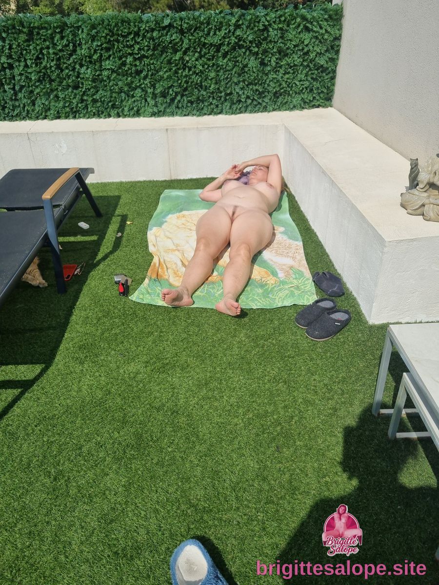 Femme nue ensoleillée sur le dos — Brigitte la Salope