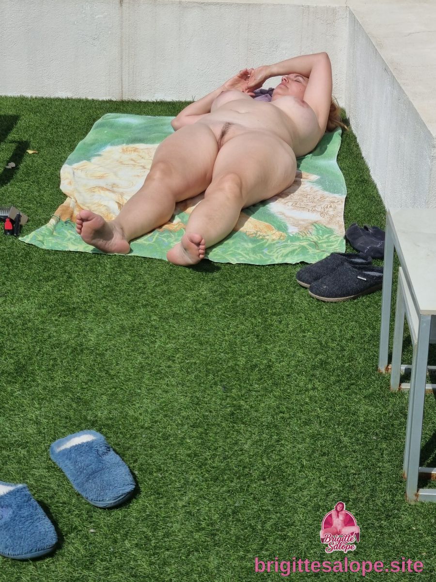 Nue sur le gazon (photo 482) — Brigitte la Salope