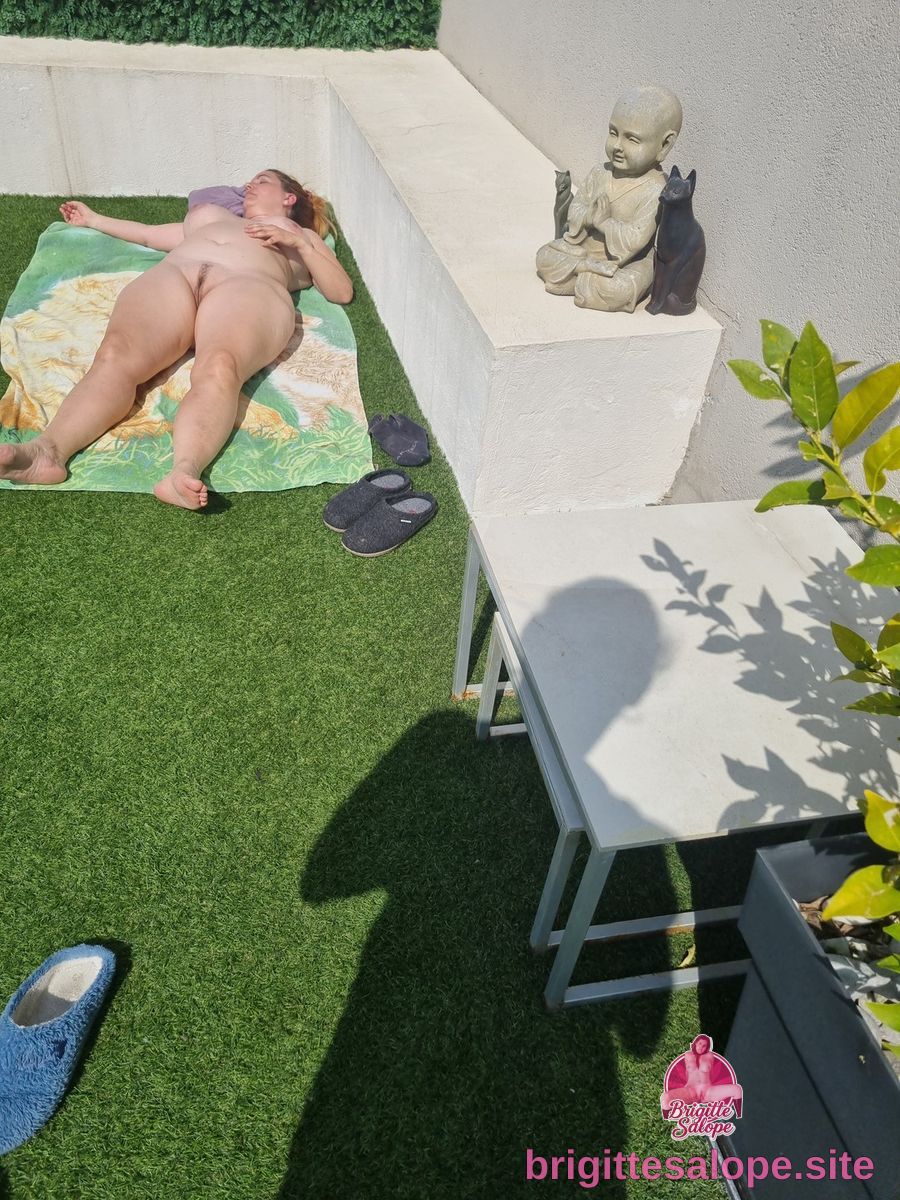Nue sur le tapis de golf — Brigitte la Salope
