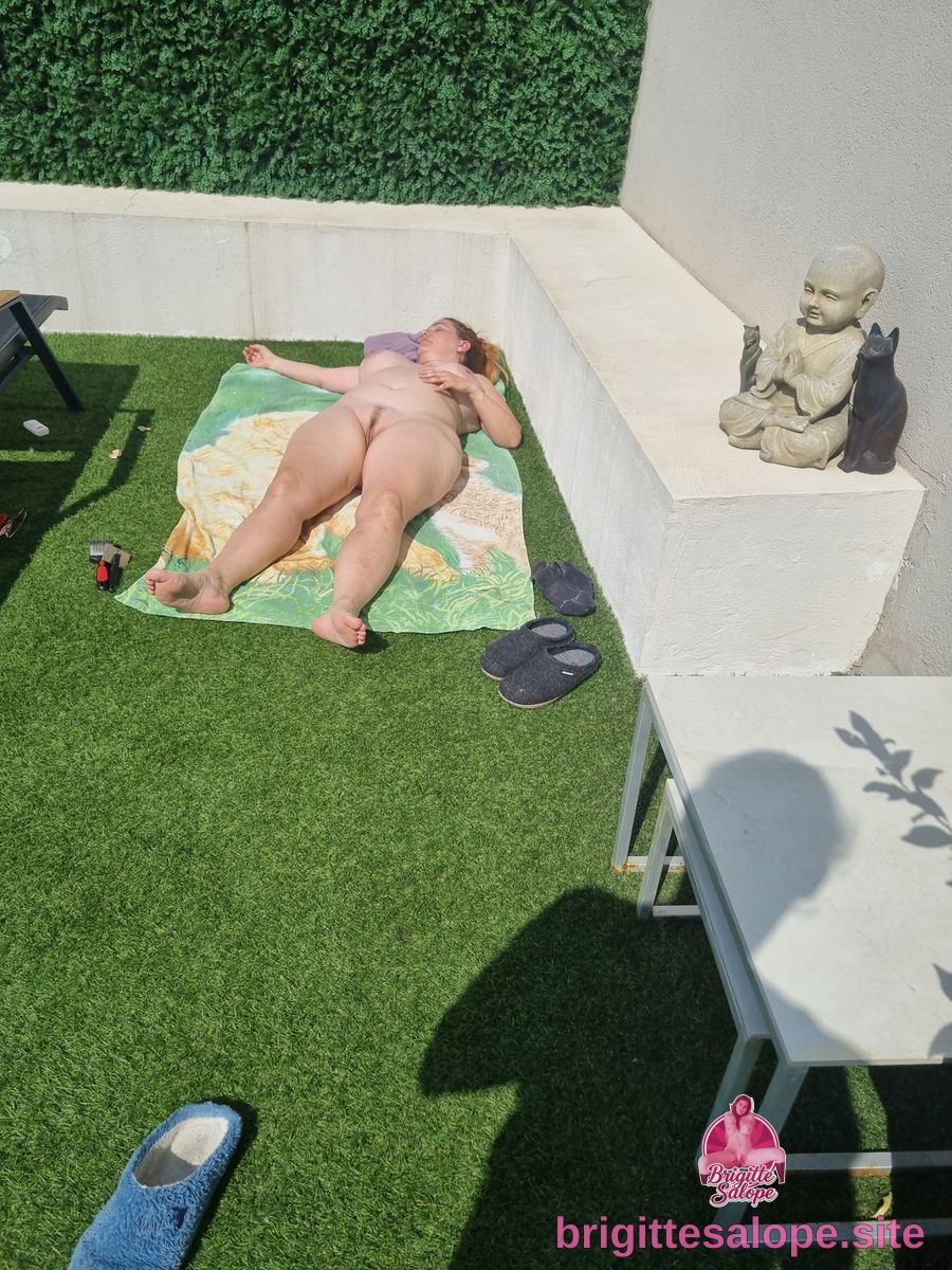 Nue sur le gazon (photo 488) — Brigitte la Salope