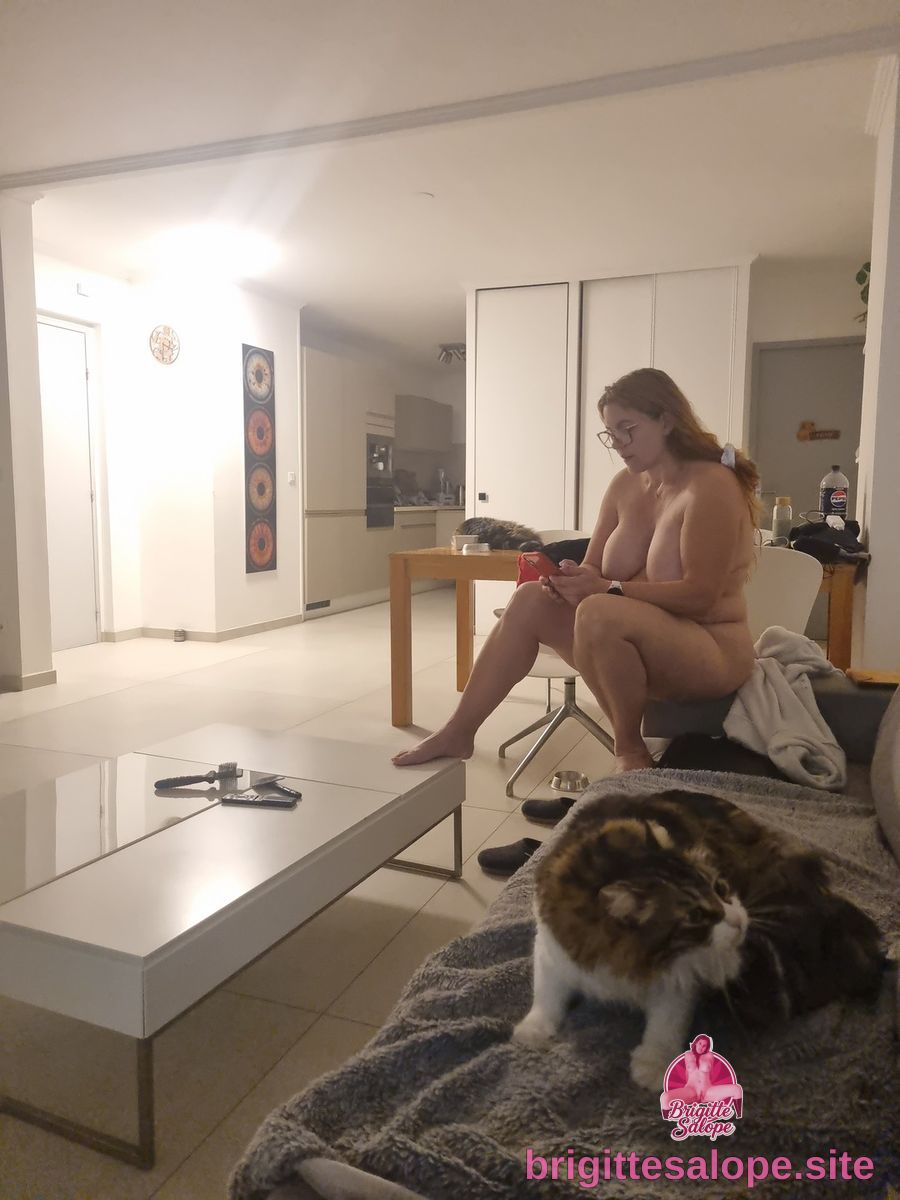 Nue dans le salon — Brigitte la Salope