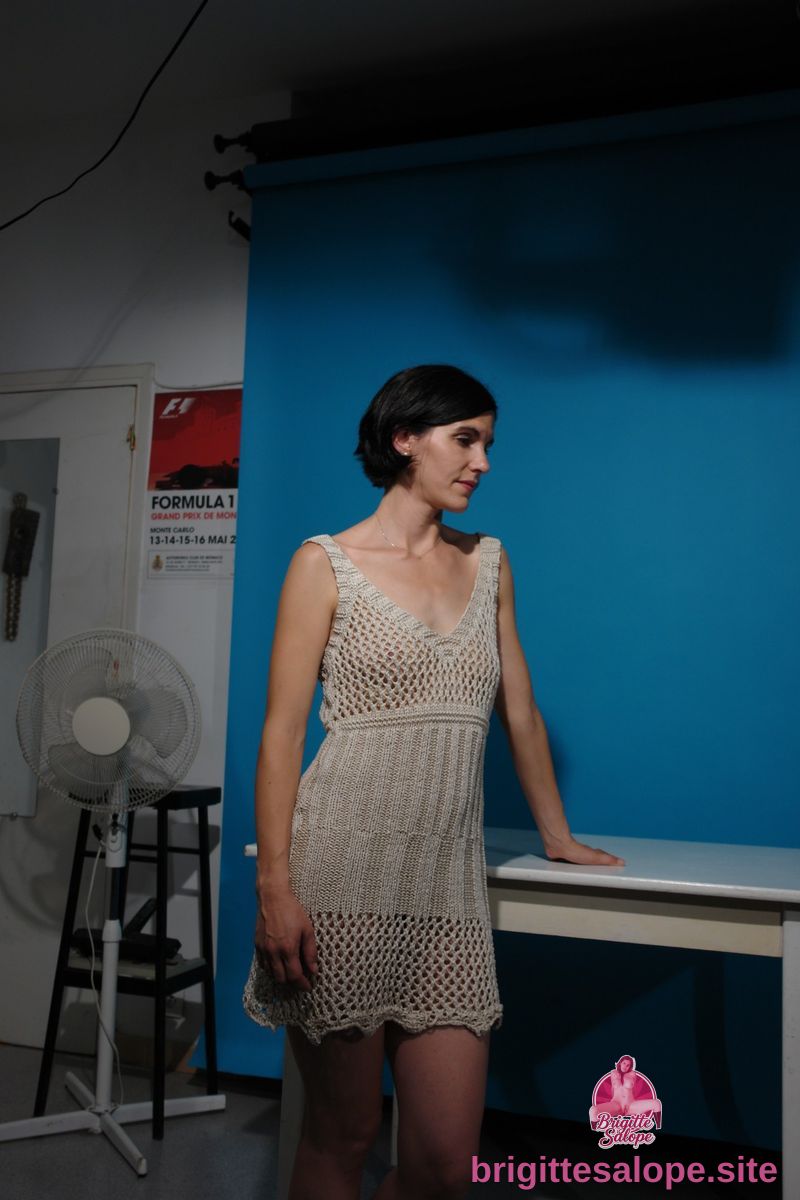 Femme dans un espace industriel — Brigitte la Salope