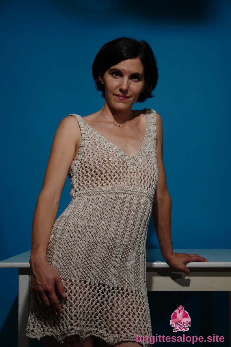 Femme en dentelle blanche contre un mur bleu — Brigitte la Salope
