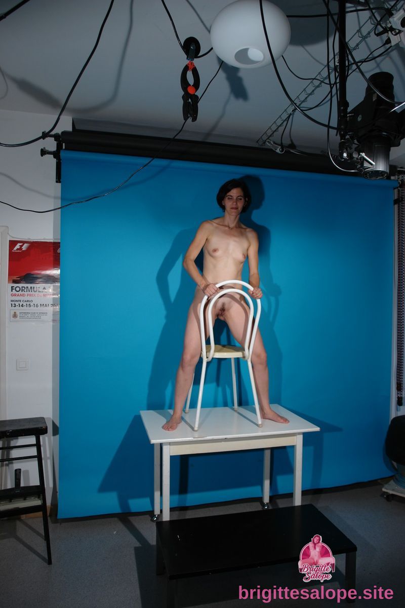 Nue sur un chaise lumineuse — Brigitte la Salope