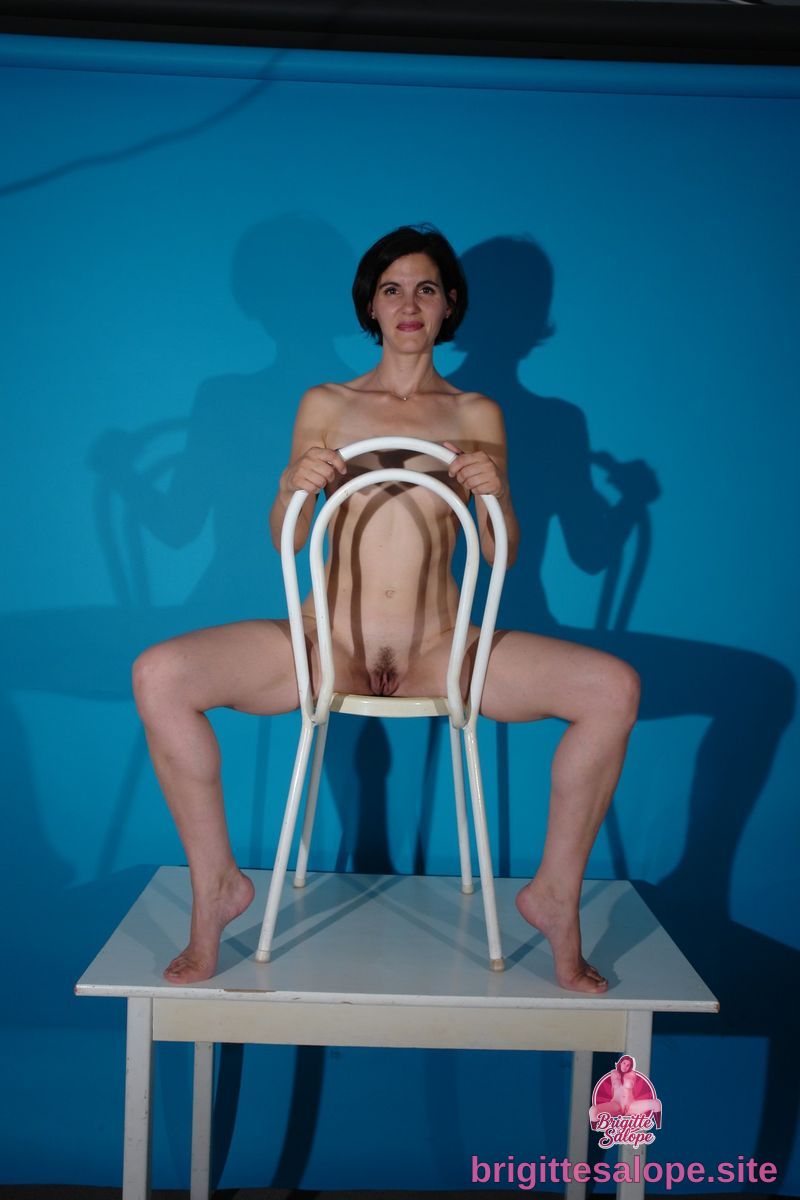 Nue sur une chaise blanche (photo 678) — Brigitte la Salope