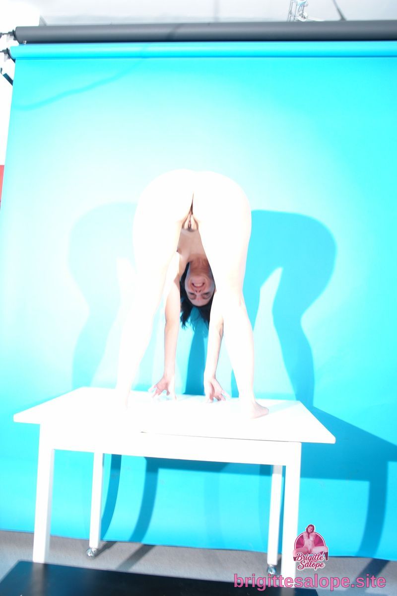 Femme sur un bureau bleu — Brigitte la Salope