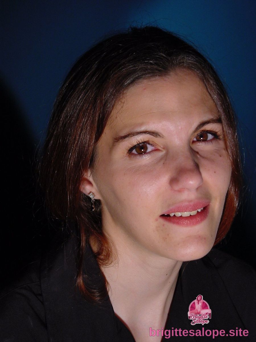 Portrait de femme souriante (photo 946) — Brigitte la Salope