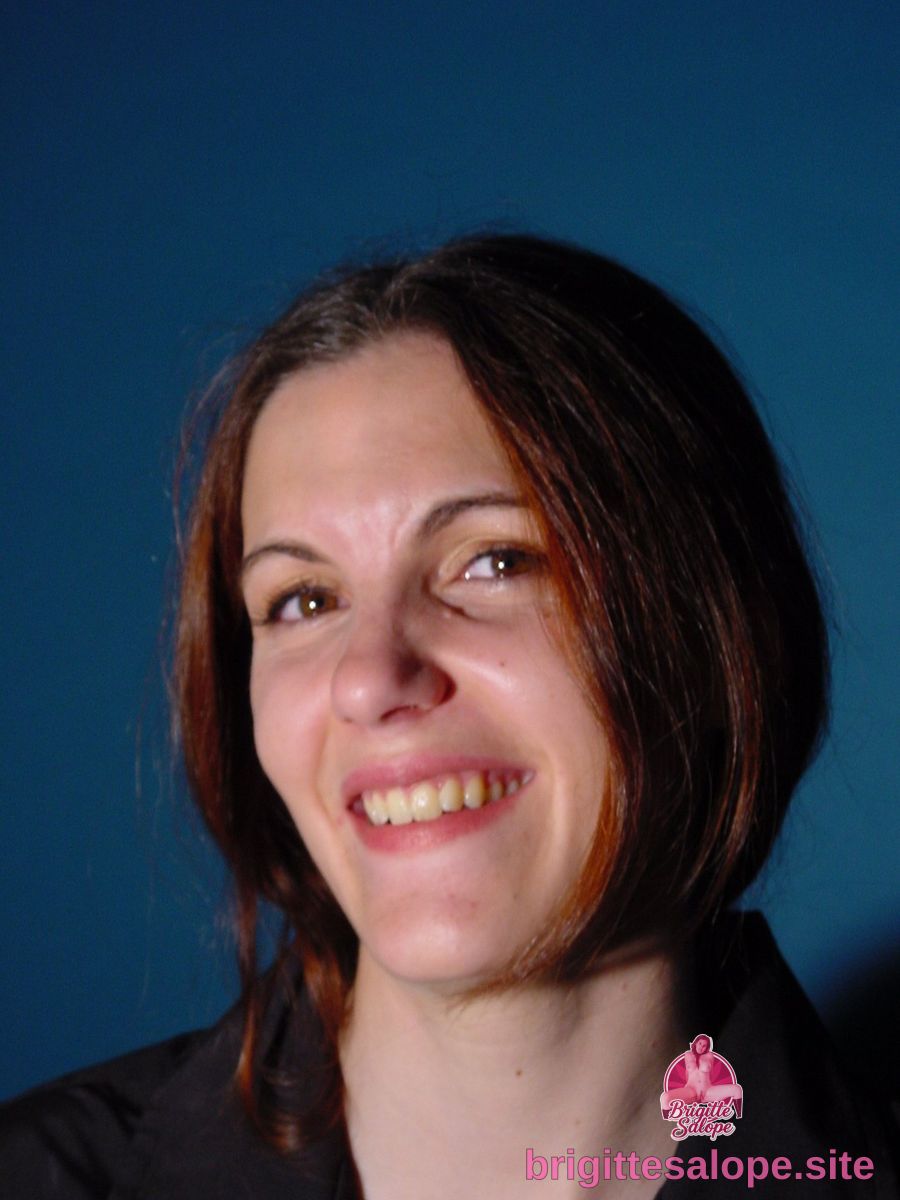 Portrait de femme souriante (photo 949) — Brigitte la Salope