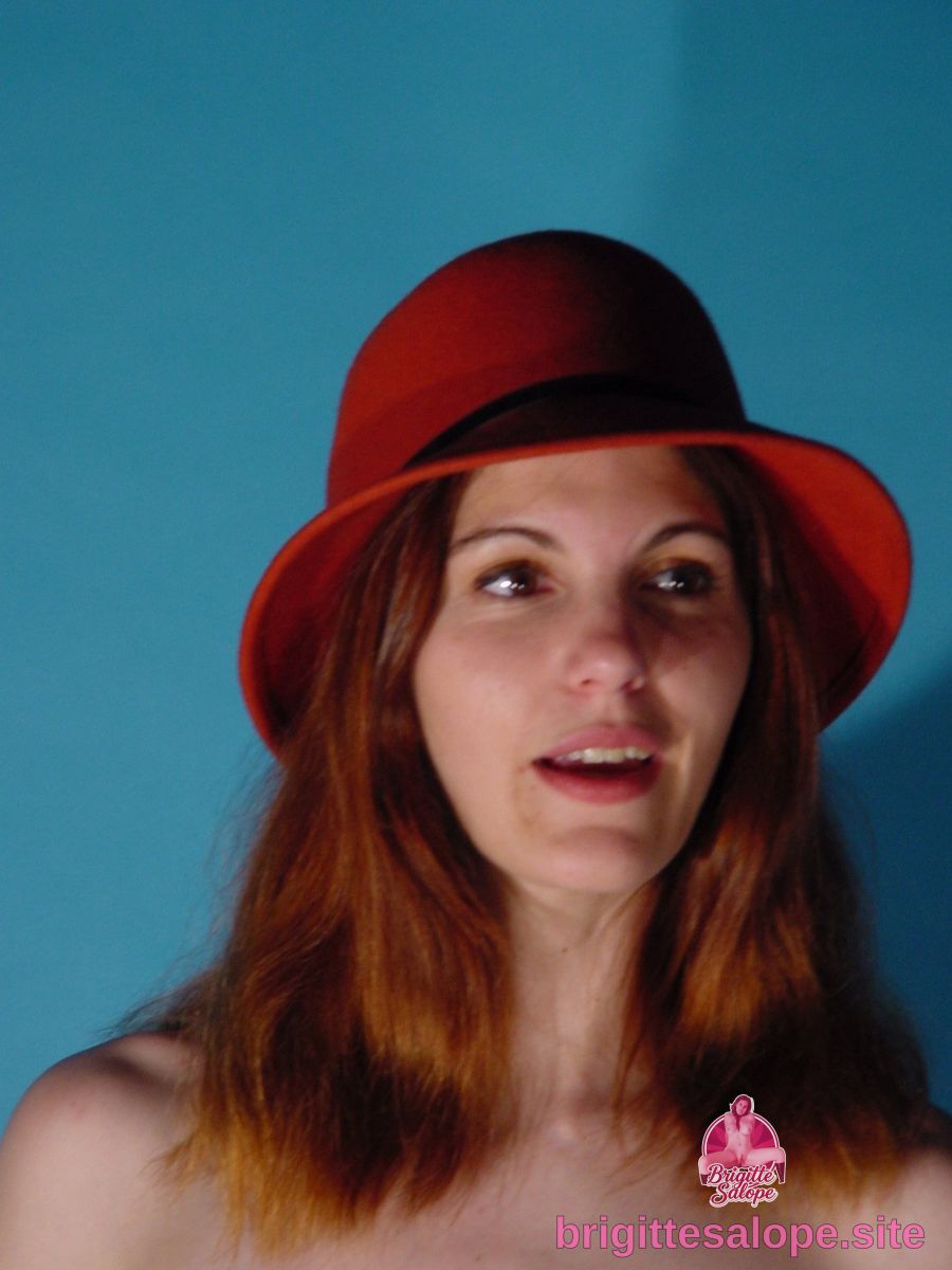 Femme en chapeau rouge — Brigitte la Salope