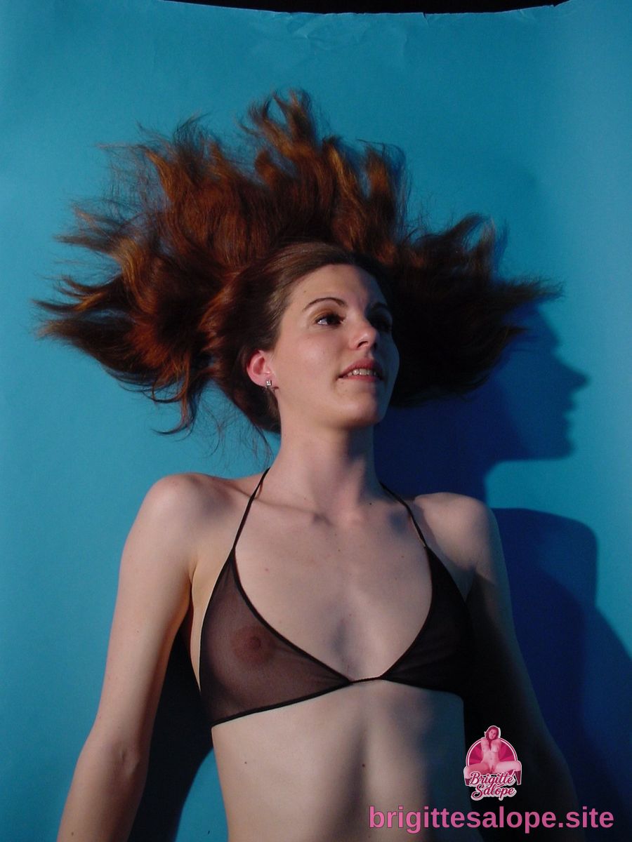 Femme dans un bikini noir — Brigitte la Salope