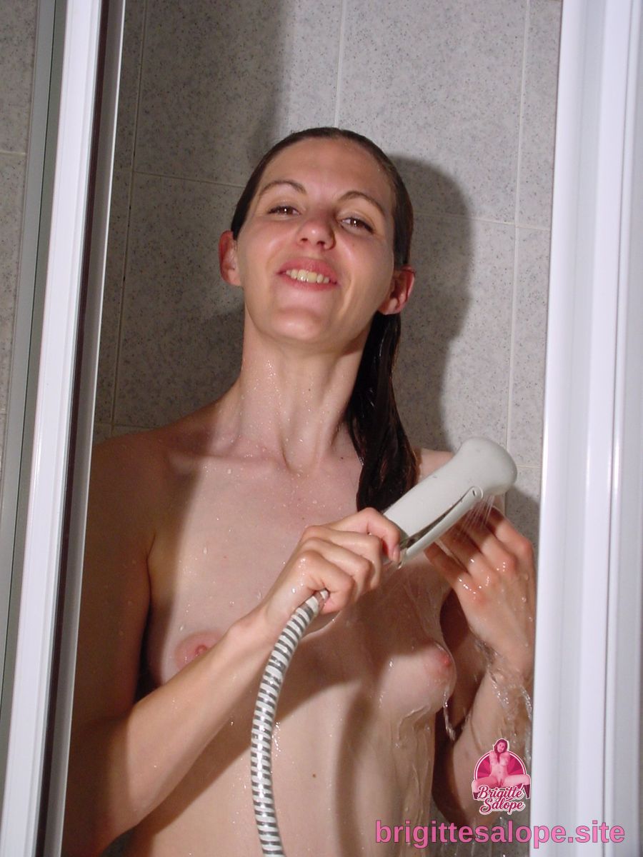 Shower Nude (photo 1070) — Brigitte la Salope