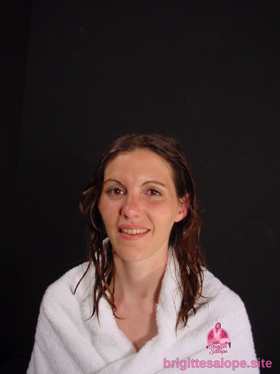 Femme souriante avec cheveux mouillés — Brigitte la Salope