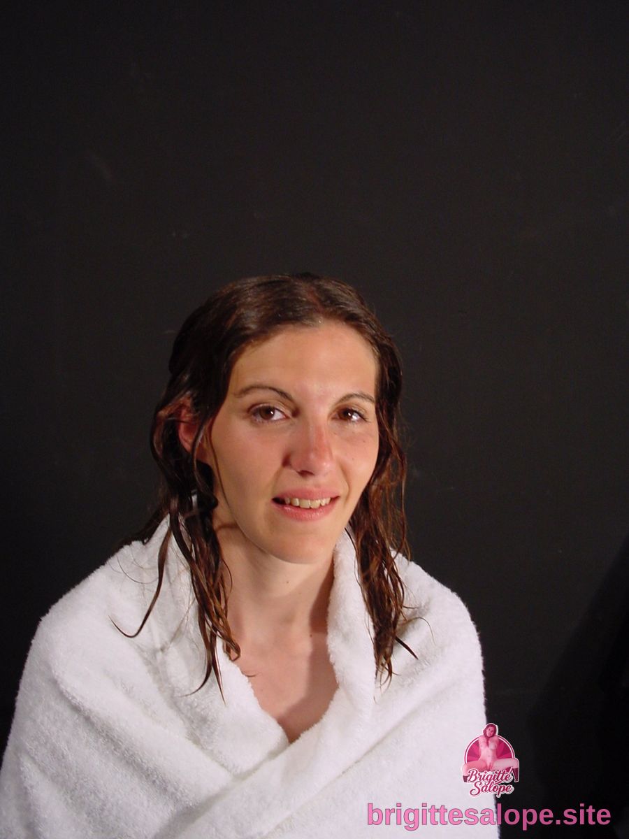 Femme en robe de bain blanc — Brigitte la Salope