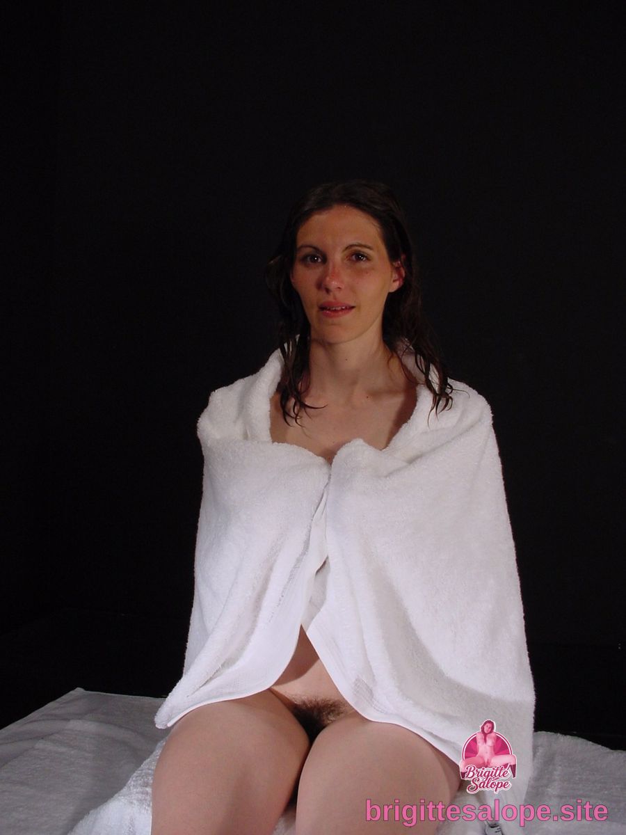 Femme nue sous une robe de bain blanche — Brigitte la Salope