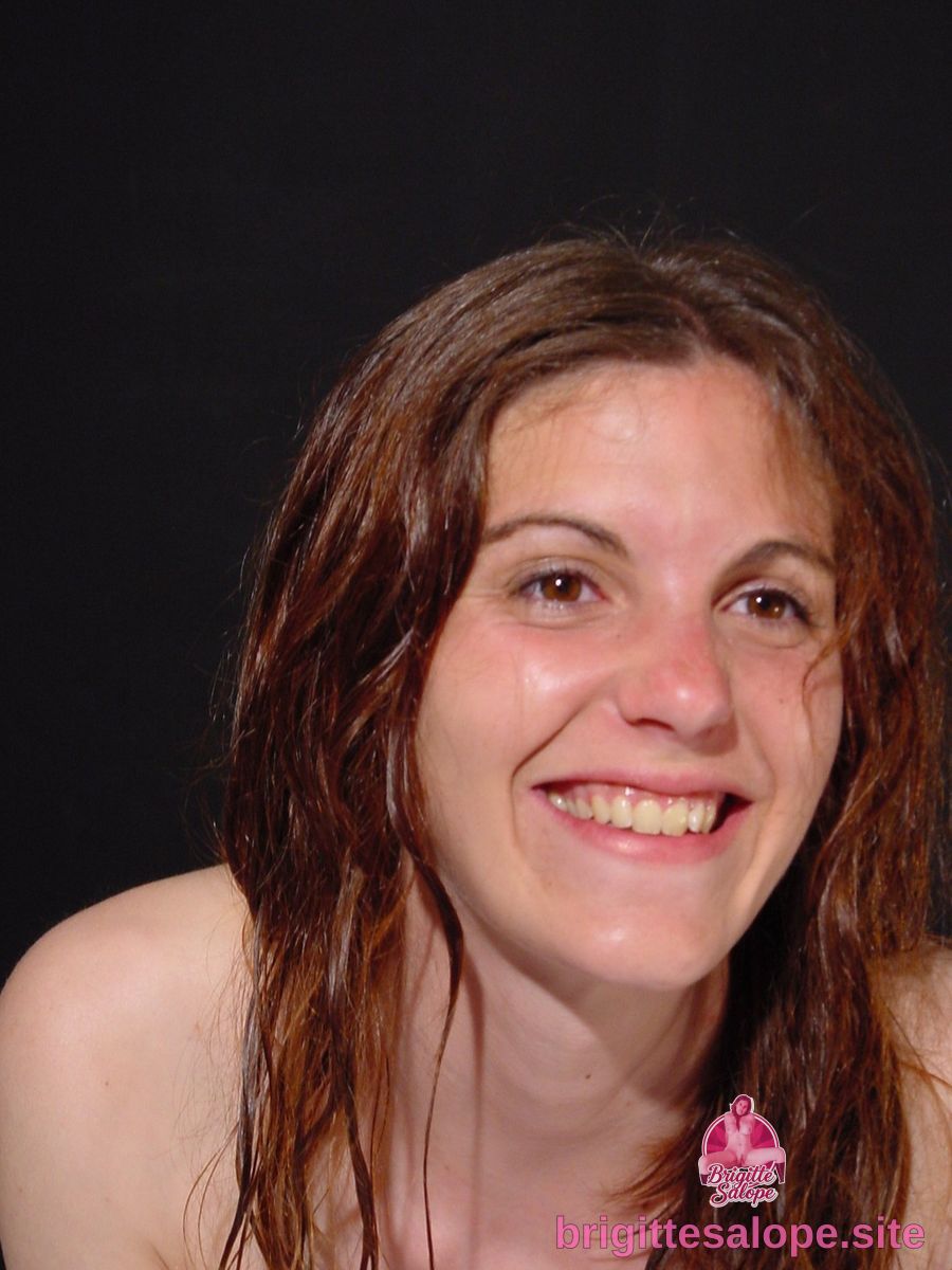 Femme souriante avec cheveux mouillés (photo 1161) — Brigitte la Salope