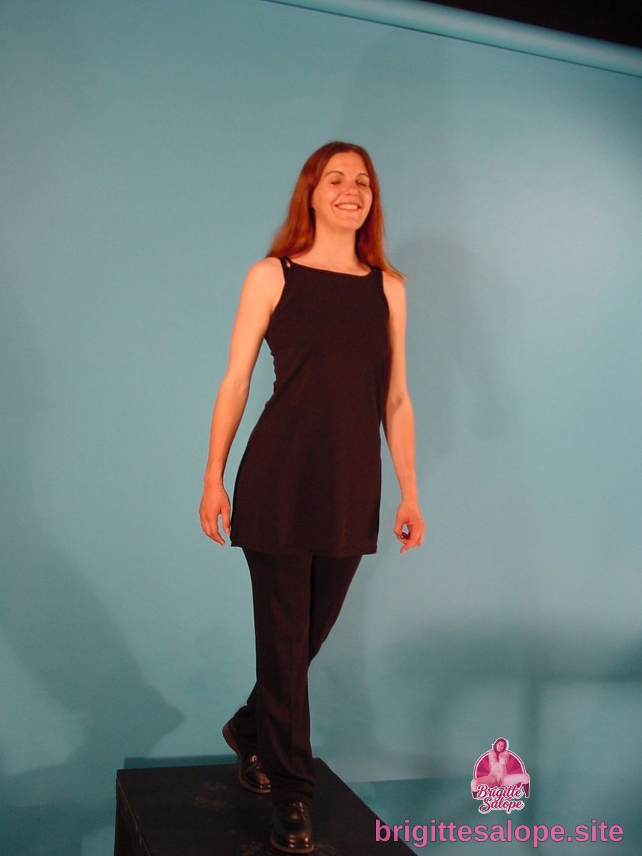 Femme souriante en noir — Brigitte la Salope