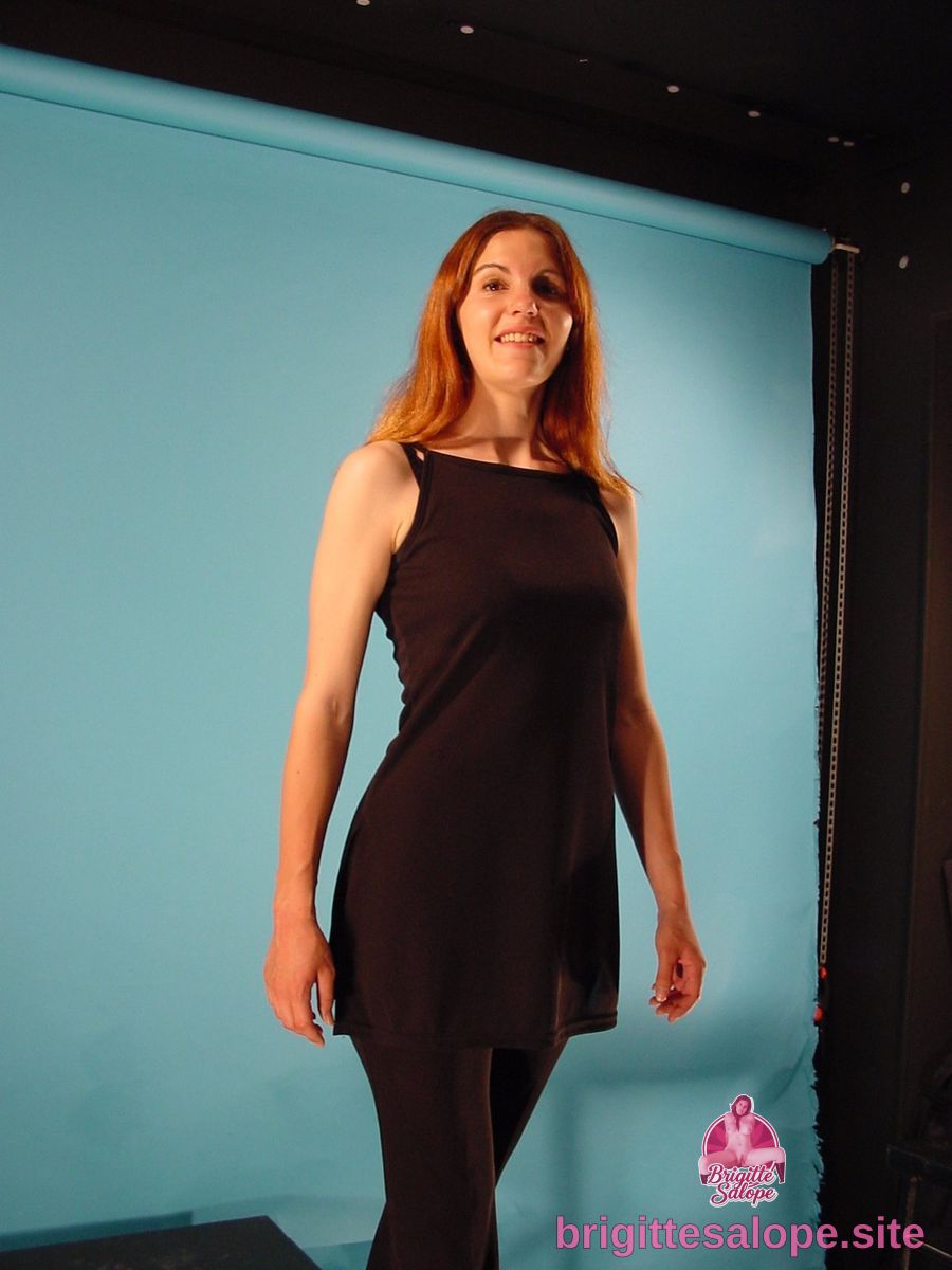 Femme en noir (photo 1200) — Brigitte la Salope