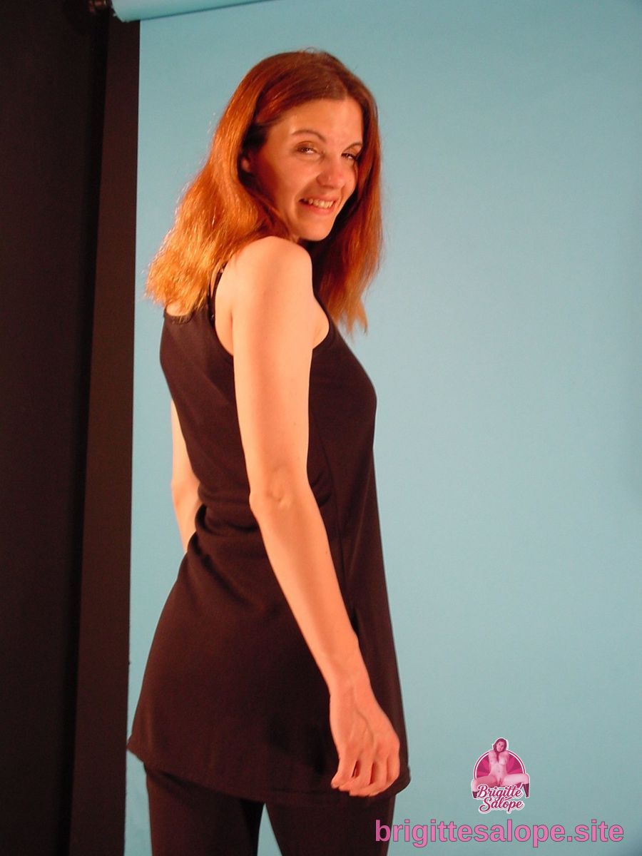 Femme souriante en noir (photo 1203) — Brigitte la Salope