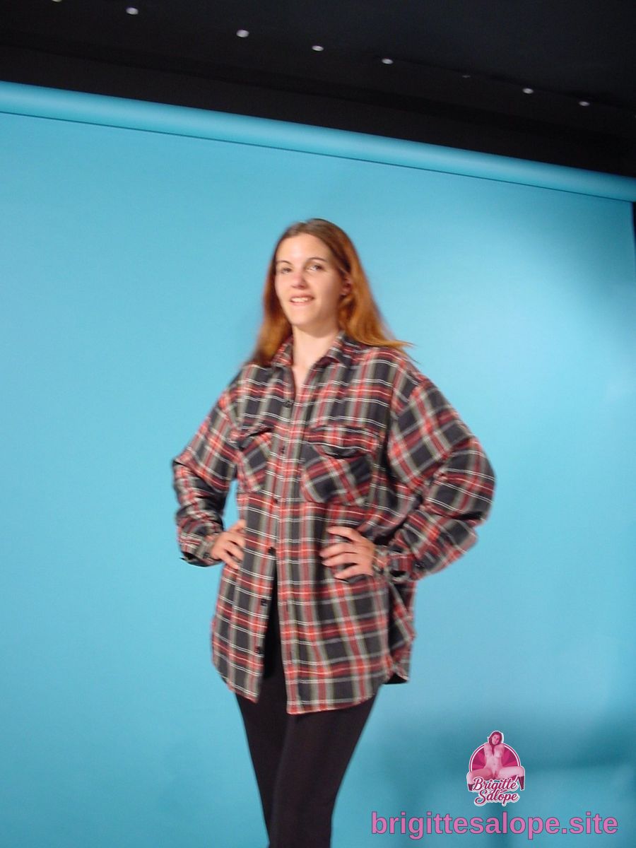 Femme en plaid — Brigitte la Salope