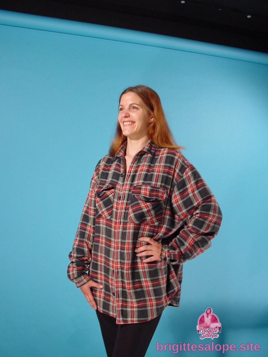 Femme souriante en plaid — Brigitte la Salope