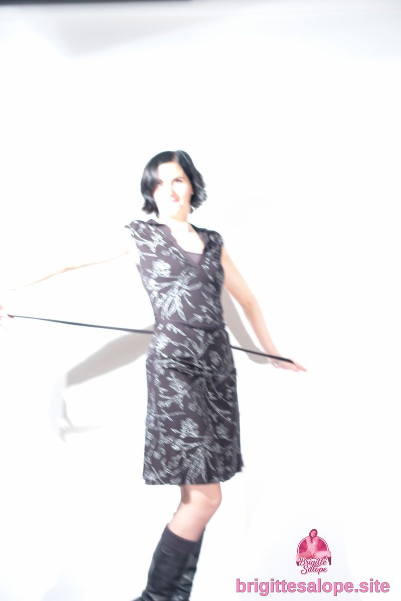 Femme en noir (photo 1438) — Brigitte la Salope