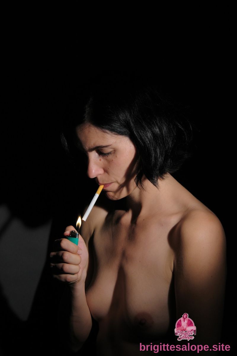 Nu en noir et feu — Brigitte la Salope