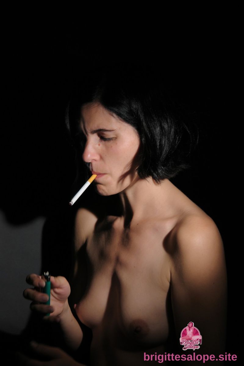Nu avec cigarette — Brigitte la Salope