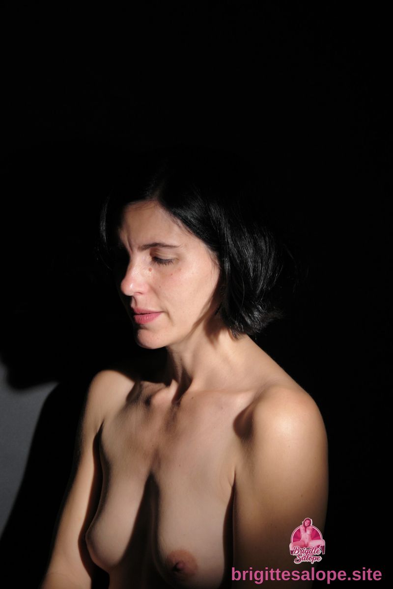 Portrait nu dans l'ombre — Brigitte la Salope