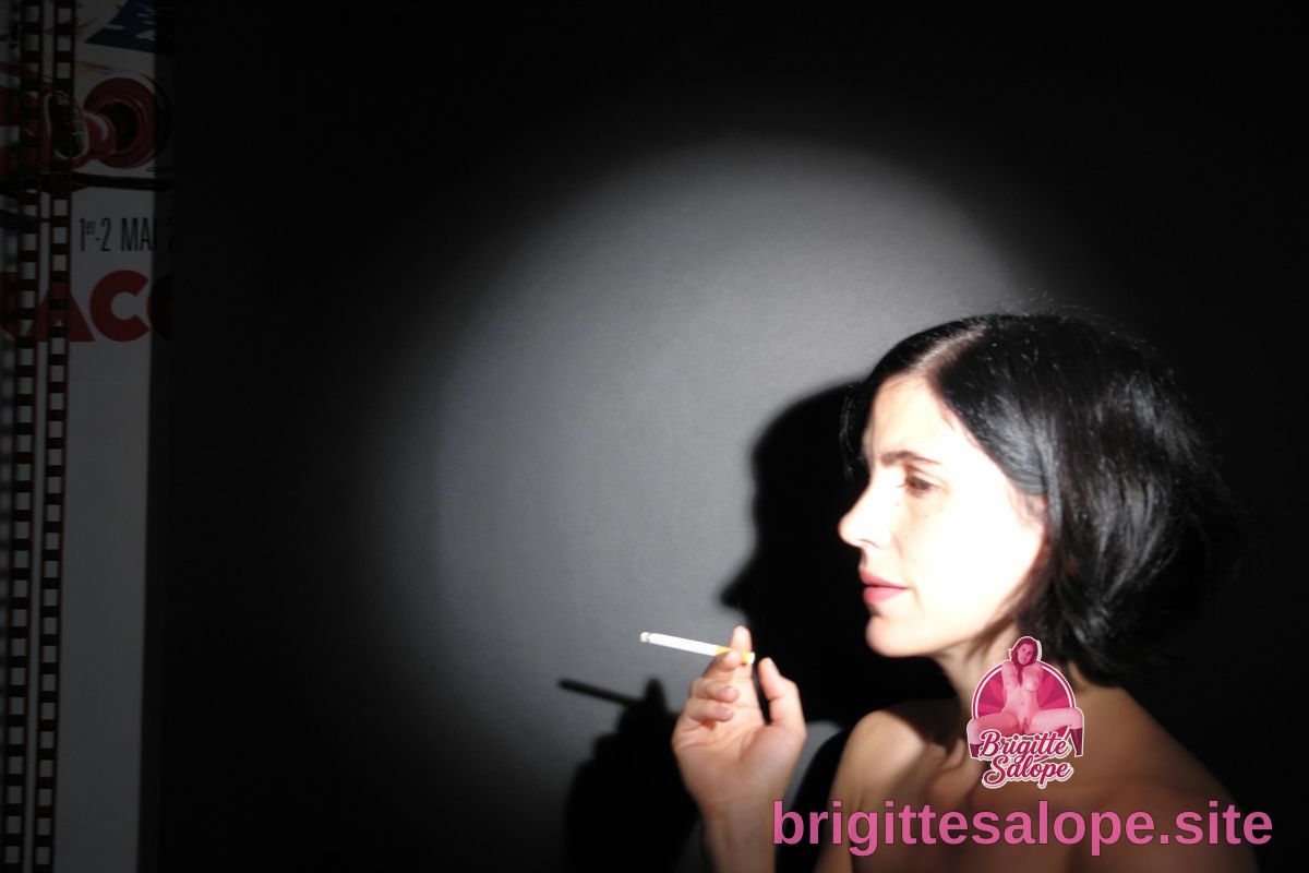 Portrait de nu dans l'ombre — Brigitte la Salope