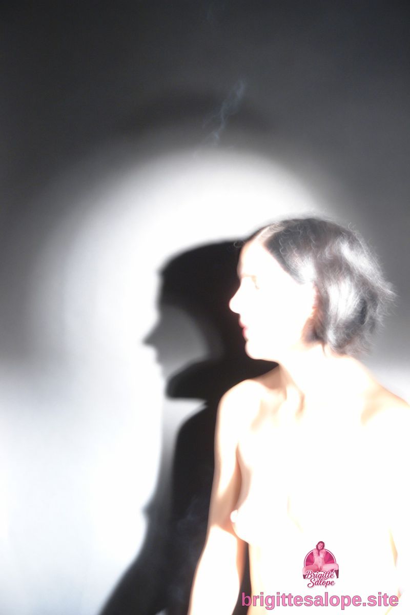 Silhouette en lumière blanche — Brigitte la Salope