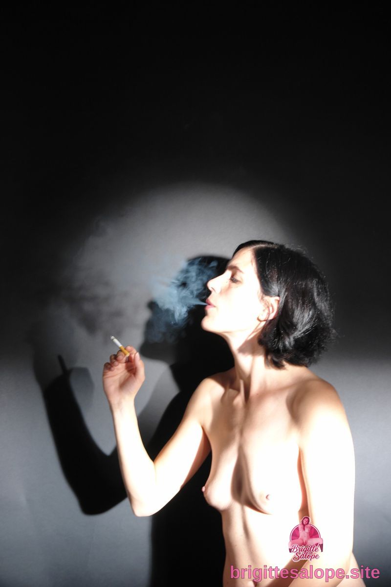 Nu en fumant — Brigitte la Salope