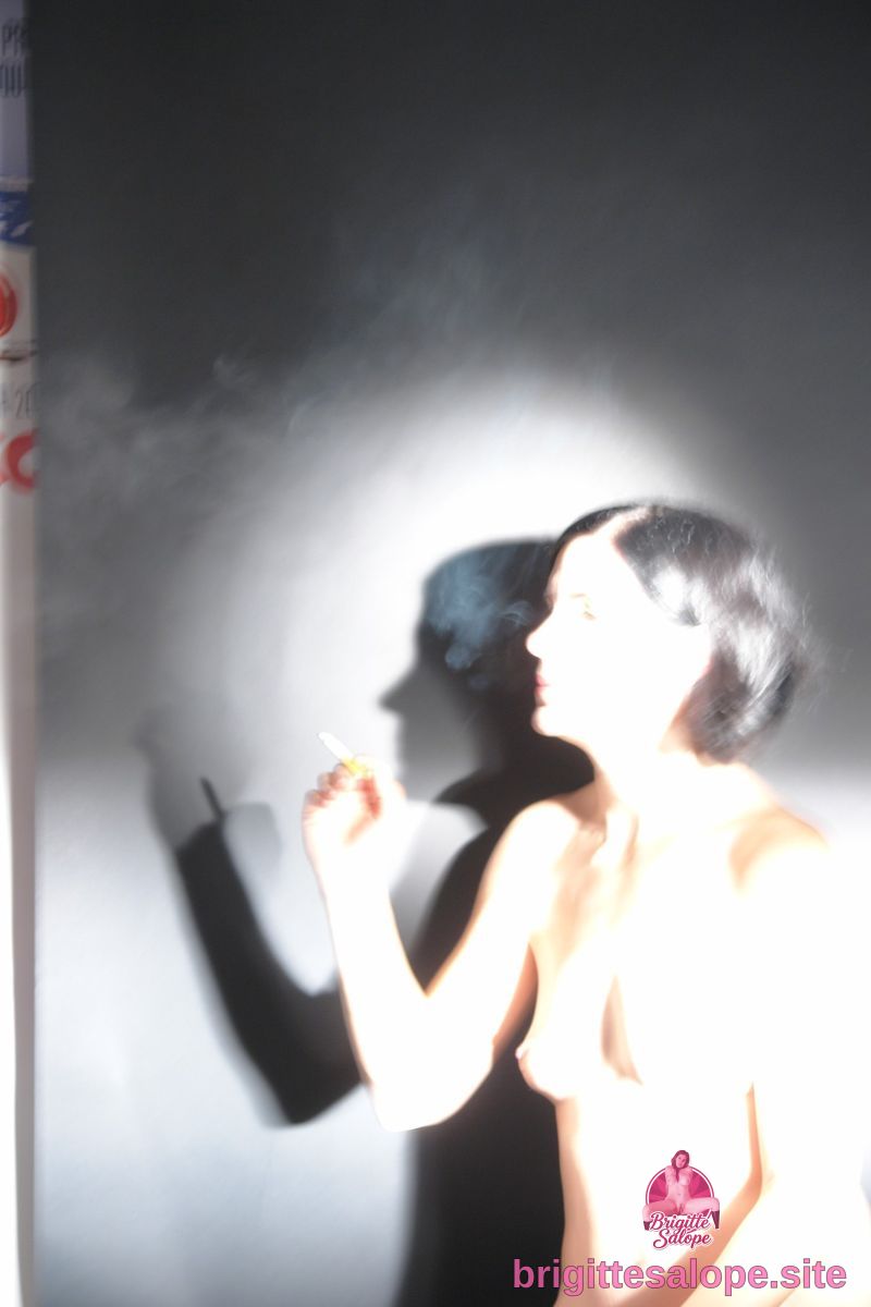 Silhouette lumineuse en fumée — Brigitte la Salope