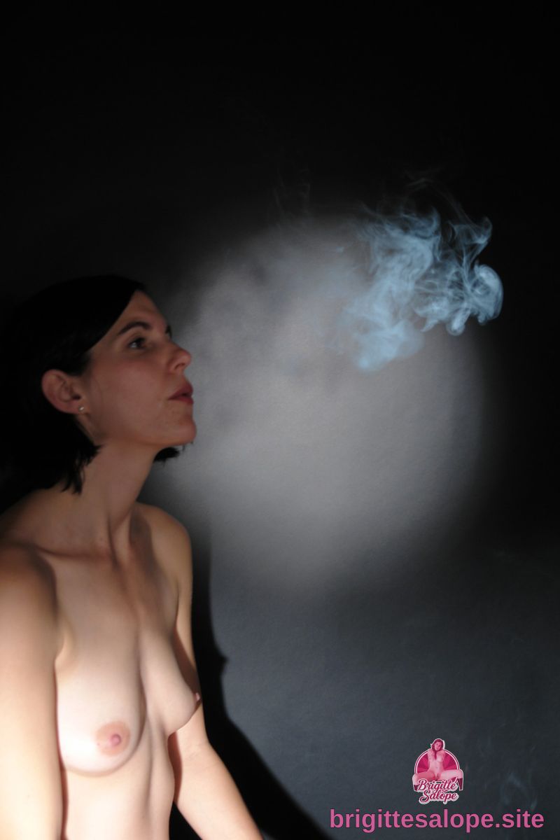 Nu avec fumée (photo 1572) — Brigitte la Salope